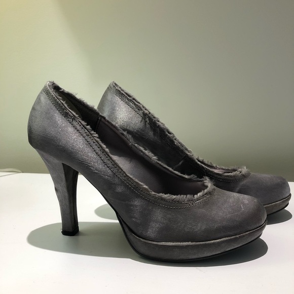 Metallic, gray satin heels 👠 - Picture 2 of 9